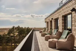 Dachterrasse Eine Terrasse mit Stühlen darauf.