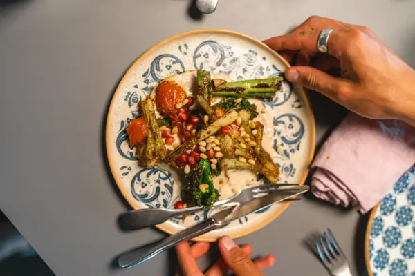 Tellergericht Auntie Clara Ein Teller von oben fotografiert auf dem eine leckere Speise mit Gemüse angerichtet ist.