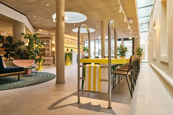 Lobby Gelbe Theke mit Handtuch darauf.