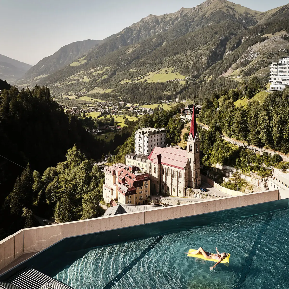 Rooftop Pool Bad Gastein Der Rooftop-Pool auf dem Urban Nature Bad Gastein mit Blick in die Berge.