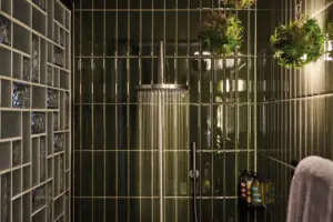 Juniorsuite Dusche mit fließendem Wasser aus dem Duschkopf