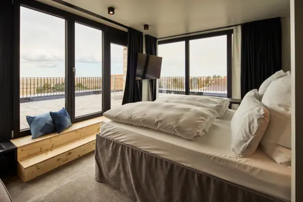 Urban Nature SPO Schlafzimmer mit Fenster und Fernseher.