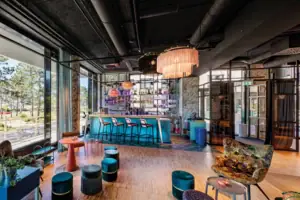 Bar Ein Raum mit einer Bar und Barhockern.