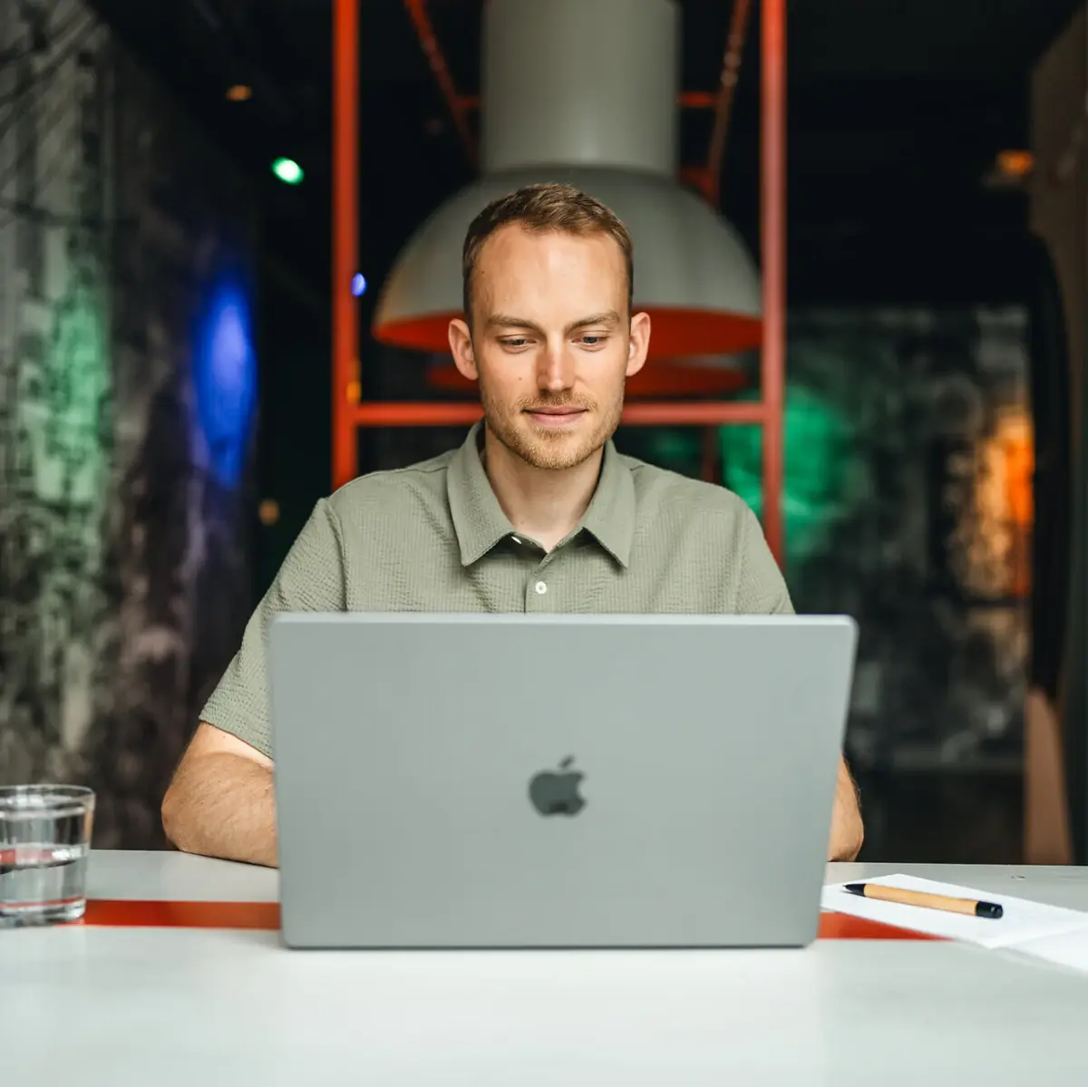 Work Ein Mann sitzt an einem Tisch und benutzt einen Laptop.