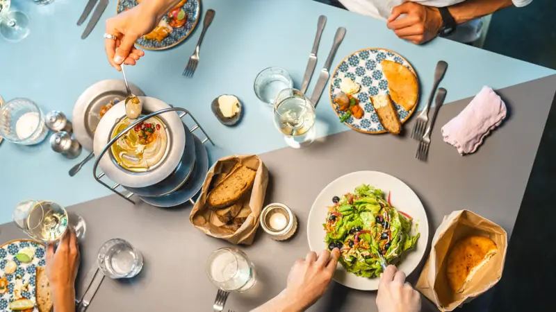 Dinner Auntie Clara Ein Tisch mit vielen Teller und leckerem Essen von oben fotografiert.
