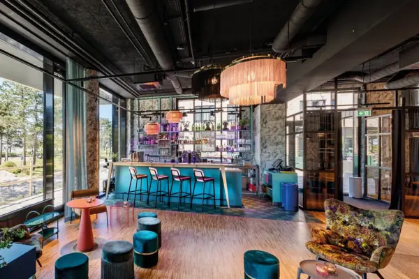 Drifters Hang Out Bar Eine Bar mit einer Reihe von Hockern und Lichtern.