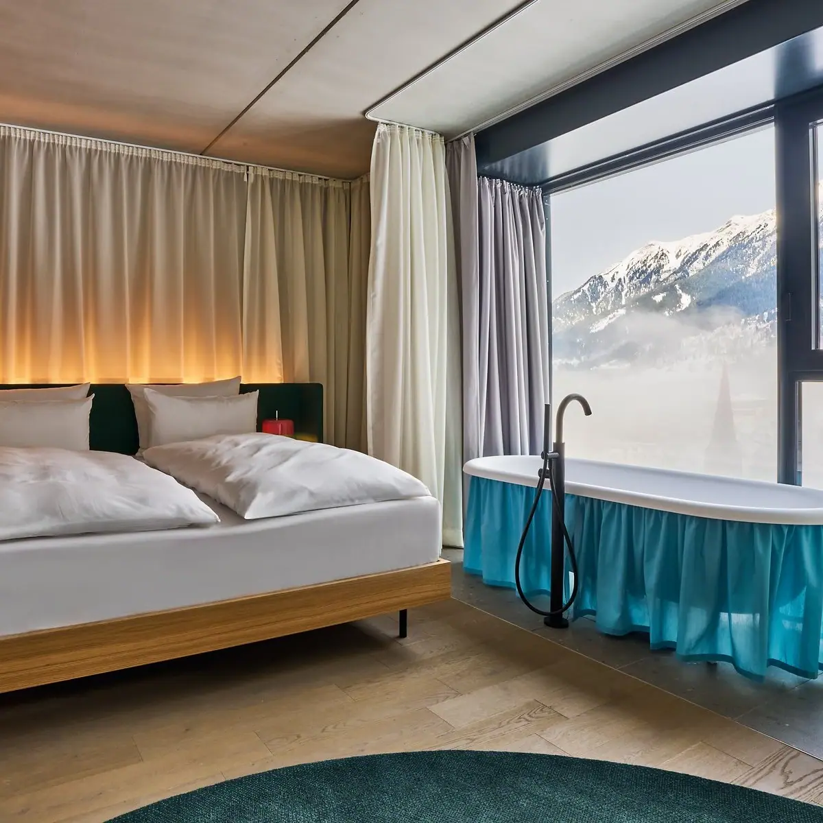Zimmer Urban Nature Bad Gastein Ein Zimmer mit einem Bett, einer Badewanne und einem Fenster.