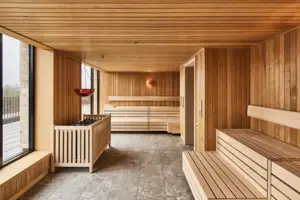 Sauna Ein Raum mit Holzwänden und einer Bank.