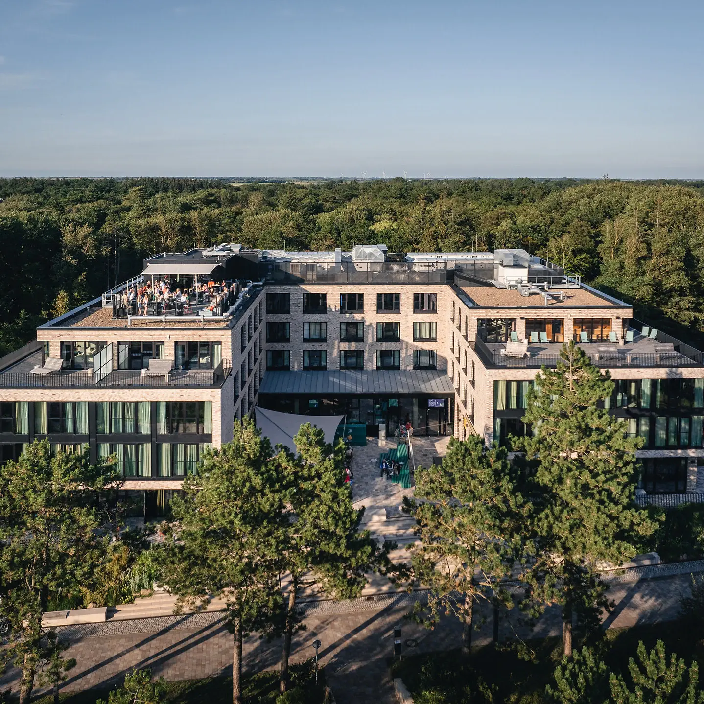 Urban Nature Hotel St. Peter-Ording Das Urban Nature Hotel in St. Peter-Ording mit Bäumen im Hintergrund.