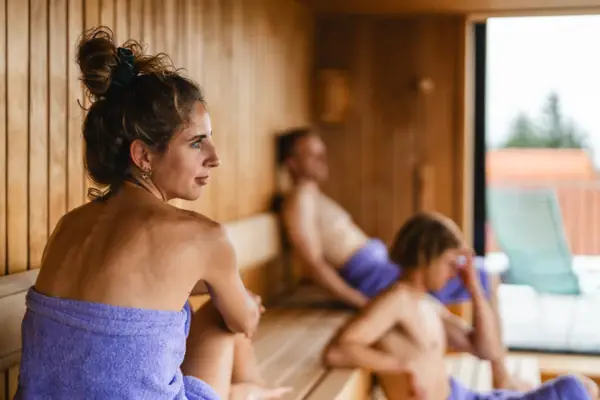 Sauna Urban Nature St. Peter-Ording Eine Gruppe von Personen sitzt in einer Sauna.