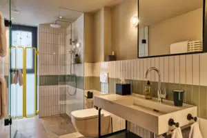 Doppelzimmer Comfort Panoramablick Badezimmer mit Waschbecken und Dusche