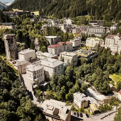 Bad Gastein Das Gasteiner Tal mit Bergen und Bäumen umgeben.
