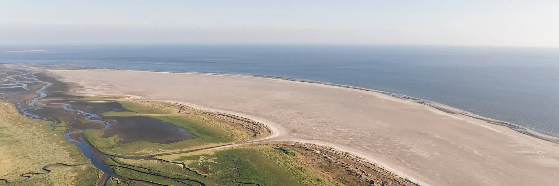 Küste St. Peter-Ording Luftaufnahme des Strandes von St. Peter-Ording mit der Nordsee.