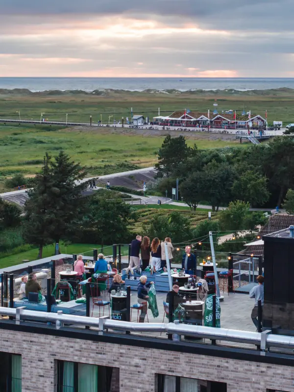 Scraper’s Club St. Peter-Ording Die Rooftopbar Scraper's Club im Urban Nature Hotel St. Peter Ording mit den salzwiesen und der Nordsee im Hintergrund.