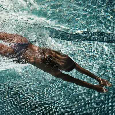 Pool Bad Gastein Eine Frau schwimmt in einem Pool.