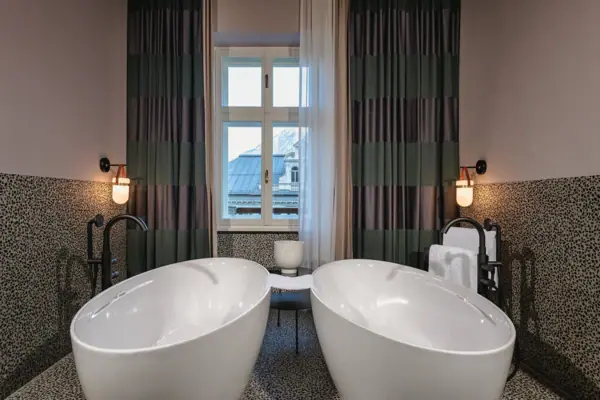 Badewannen Urban Nature Bad Gastein Ein Badezimmer mit zwei weißen Badewannen.