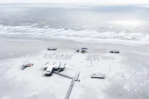 Strand Ein Strand mit einem Pier und Menschen darauf.