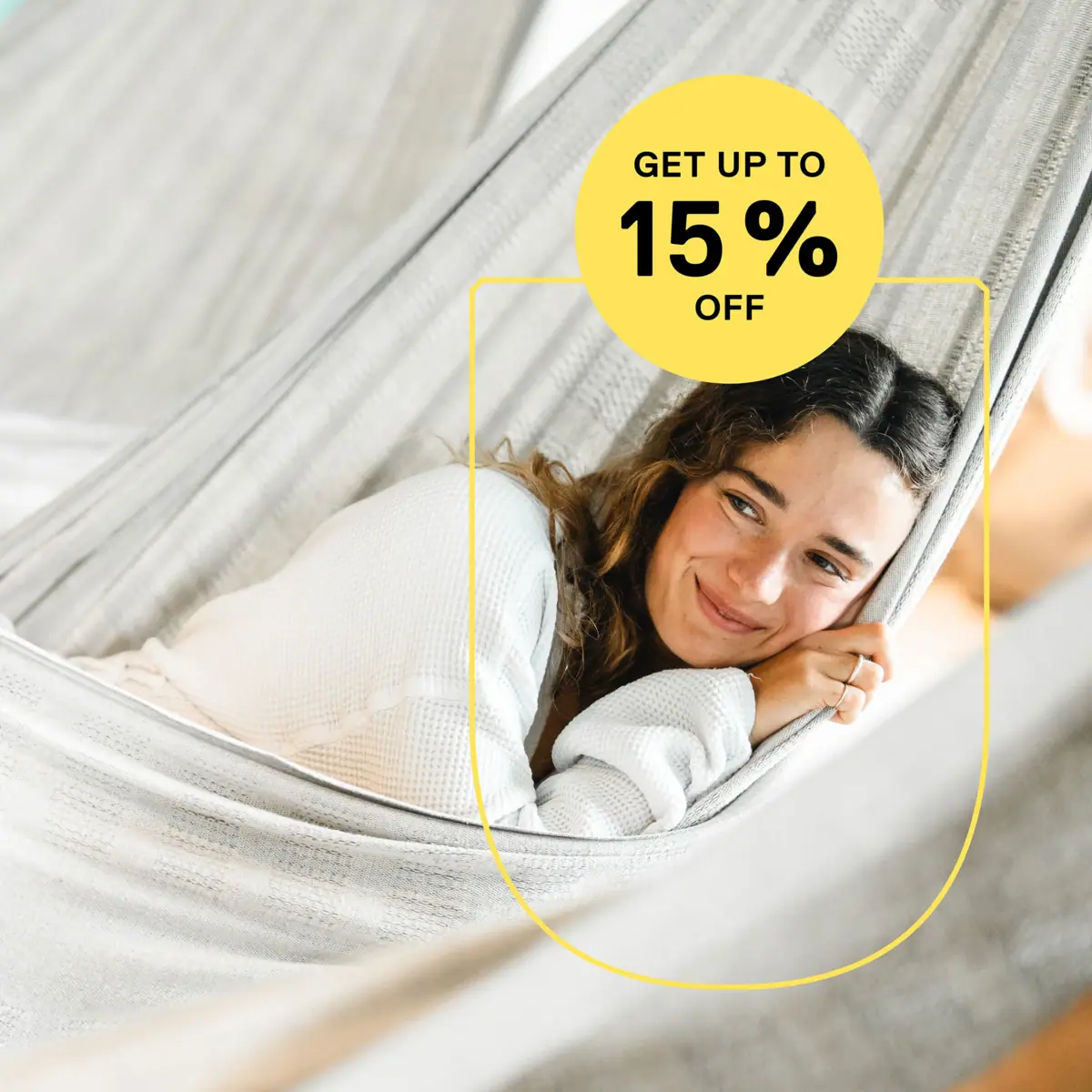 Low Season Deal Eine Frau liegt lächelnd in einer Hängematte.