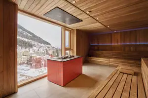 Sauna Ein Raum mit einer Sauna und Blick auf die Berge.