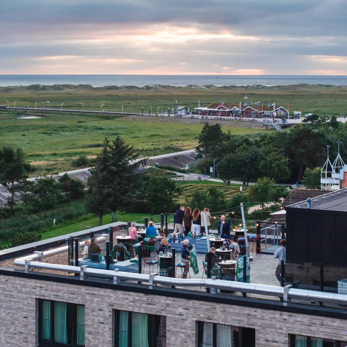 Scraper’s Club St. Peter-Ording Die Rooftopbar Scraper's Club im Urban Nature Hotel St. Peter Ording mit den salzwiesen und der Nordsee im Hintergrund.