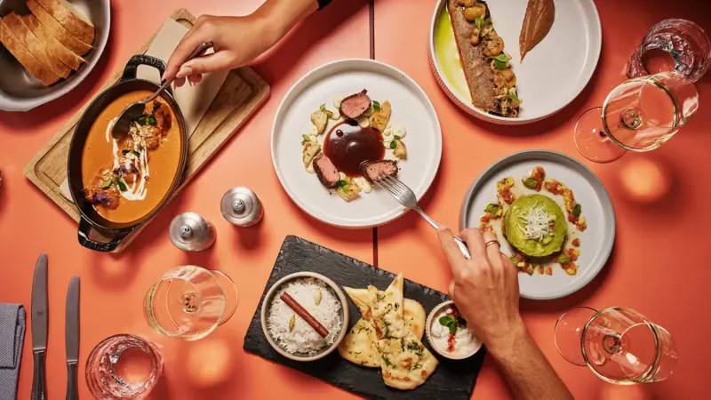 Tisch Auntie Heidi Ein Tisch von oben fotografiert mit vielen Tellern und Gerichten.