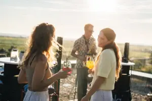 Bar Eine Gruppe von Frauen hält Getränke.