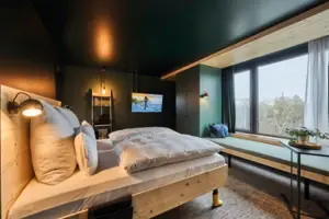 Schlafzimmer Ein Zimmer mit einem Bett und einem Fenster.