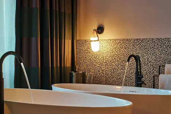 Badewannen Badewanne mit überlaufendem Wasser