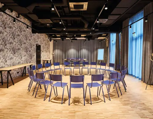 Meetingraum St. Peter-Ording Ein Stuhlkreis in einem Meetingraum.