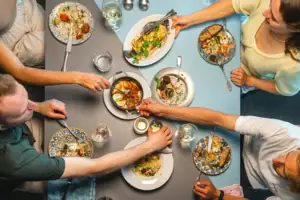 Essen im Restaurant Eine Gruppe von Menschen isst an einem Tisch.