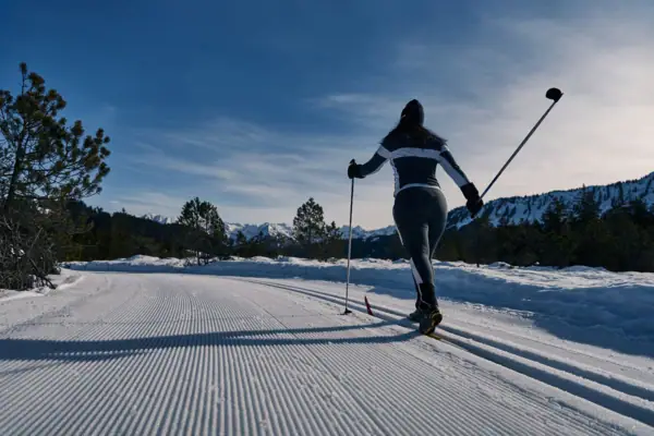 Langlauf Bad Gastein Eine Person auf Skiern auf einer verschneiten Langlauf-Loipe.