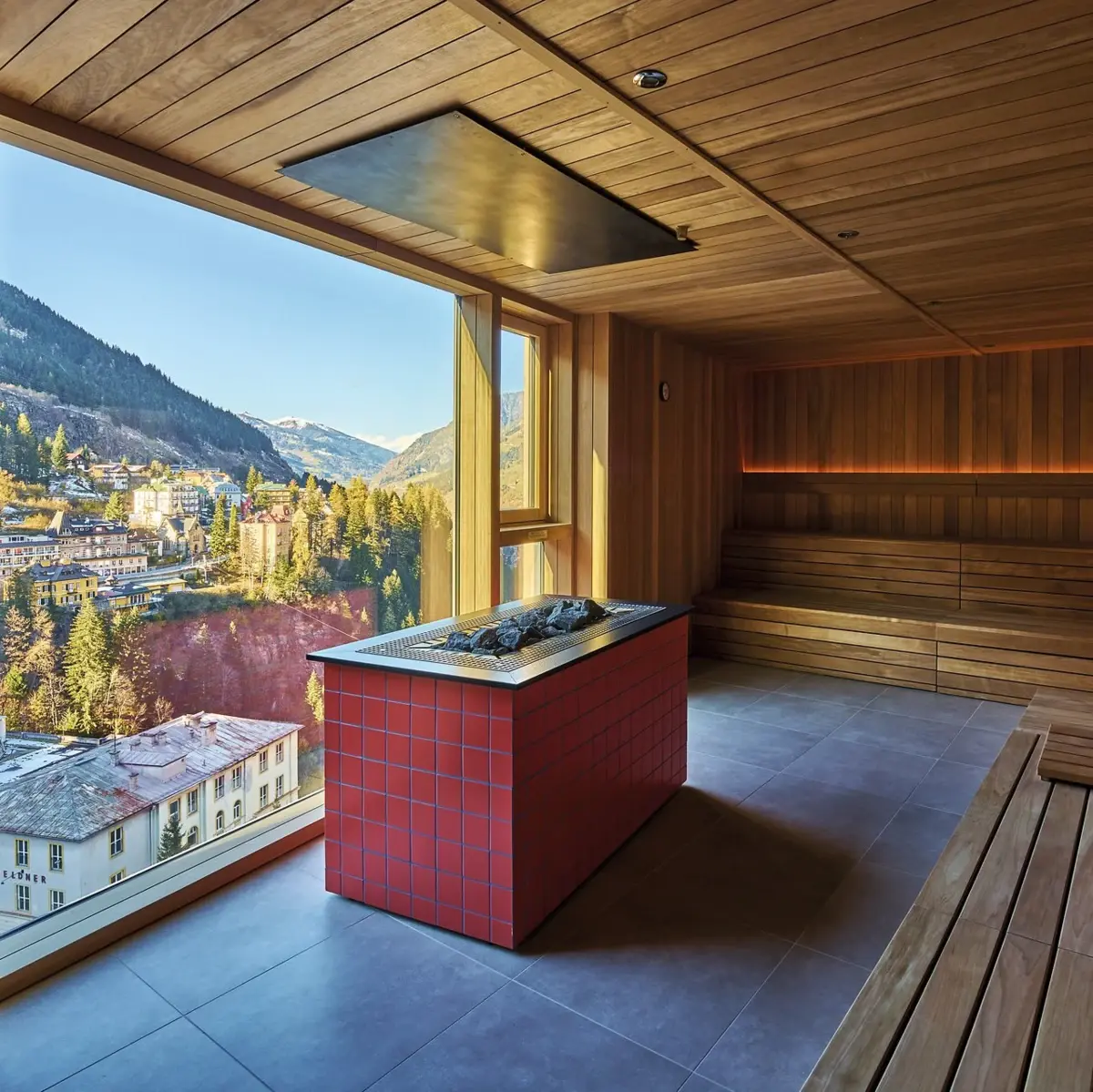 Sauna Bad Gastein Eine Sauna mit großen Fenstern und Blick auf die Berge.