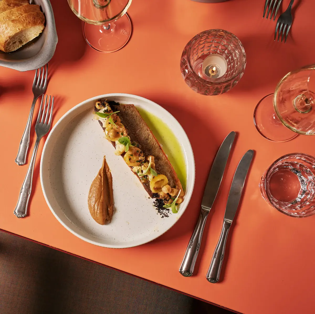 Auntie Heidi Gericht Ein Tisch mit einem Teller von oben fotografiert.