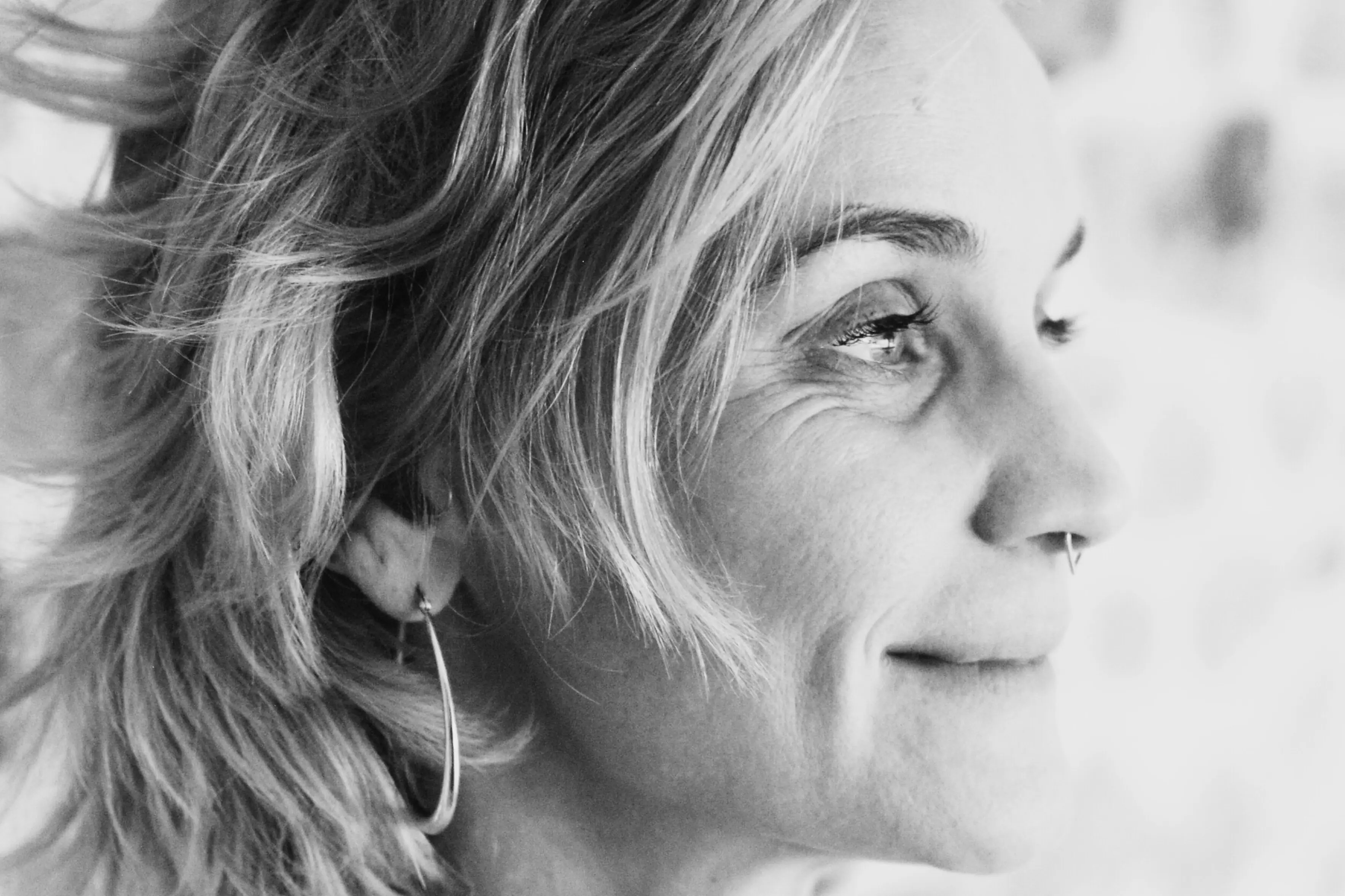 Schwarz-weiß-Porträt einer Frau mit blonden Haaren.