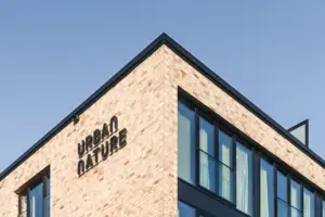 Urban Nature St. Peter-Ording Ein Gebäude mit einem Schild an der Seite.