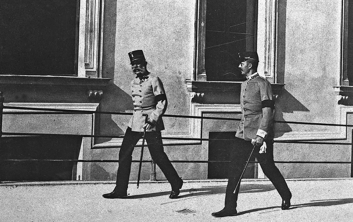 Geschichte Bad Gastein Ein altes Schwarz Weiß Foto von zwei Männern in offiziellen Kleidern und mit Hüten auf.