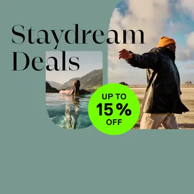 UN Staydream Deals Ein Mann geht im Wasser, begleitet von einer Frau im Wasser.